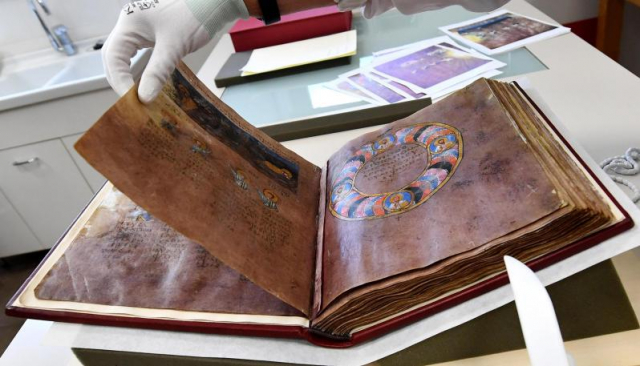 Codex purpureus Rossanensis (VI ст.) під час реставрації. Фото: Symbolon.