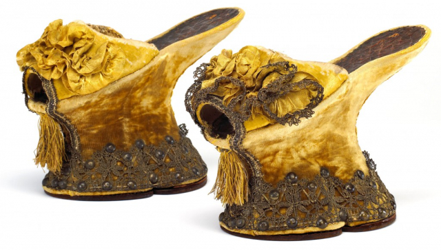 6. Пара багато оздоблених чопінів, 1580-1620 рр., Музей взуття Бата, Торонто, Канада. Фото - Symbolon.
