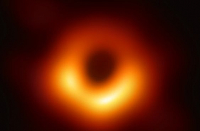 Перше зображення чорної діри: вона оточена ореолом яскравого газу, який затягує сила тяжіння діри