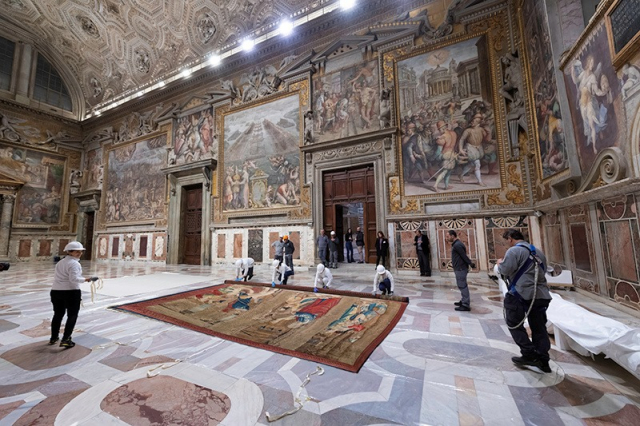Арраси готують до розвіски у Ватикані (2020 р.). Фото - Symbolon.