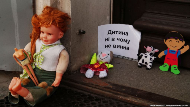 У Дніпрі біля кафедрального собору УПЦ (МП) відбулася акція «Принеси ляльку». 8 січня 2018 року. Фото: Радіо Свобода.