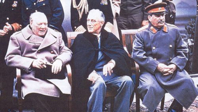 Учасники Ялтинської конференції (зліва на право) - Черчіль, Рузвельт, Сталін