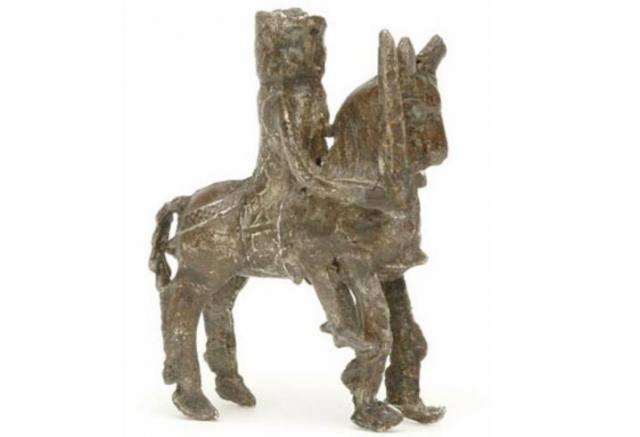Середньовічна іграшка-лицар (близько 1300 року). Одна із найбільш ранніх знахідок таких металевих іграшок. З експозиції Лондонського історичного музею. Фото - Symbolon.