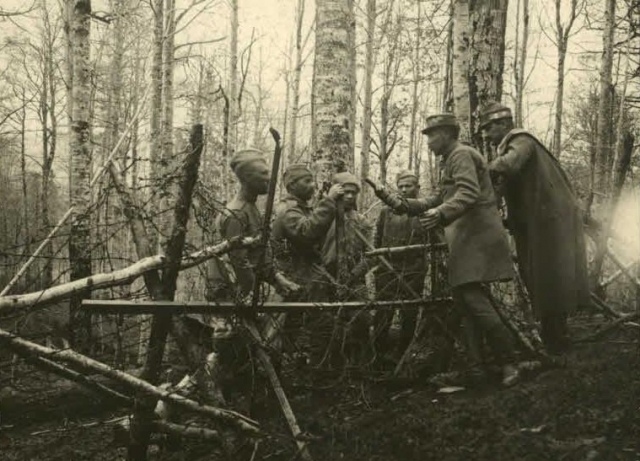 Російські та австрійські солдати розпивають вино на лінії фронту, 1918 рік Фото: archivinformationssystem.at