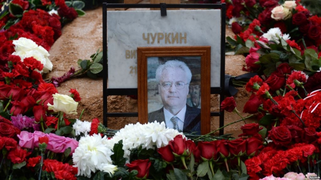 Портрет російського дипломата Віталія Чуркіна на його могилі на Трєкуровському цвинтарі в Москві, 24 лютого 2017 року