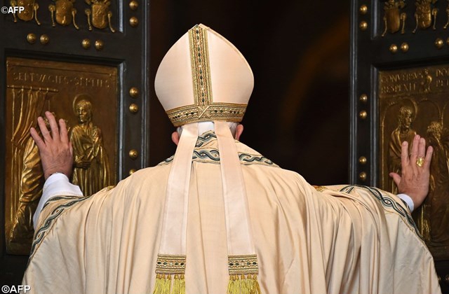 Папа Франциск відчиняє Святі Двері базиліки Святого Петра у Ватикані, 8 грудня 2015 - AFP