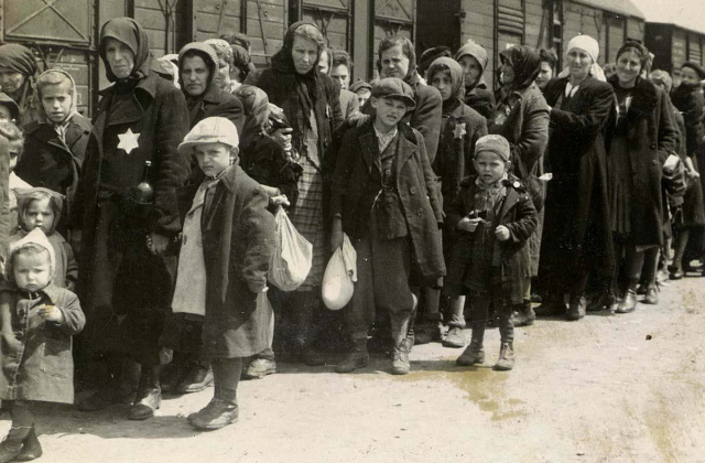Фото з “Альбому Аушвіца”: єврейські жінки та діти на залізничній платформі в Аушвіці-Біркенау