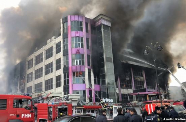 У торговому центр у Баку виникла масштабна пожежа