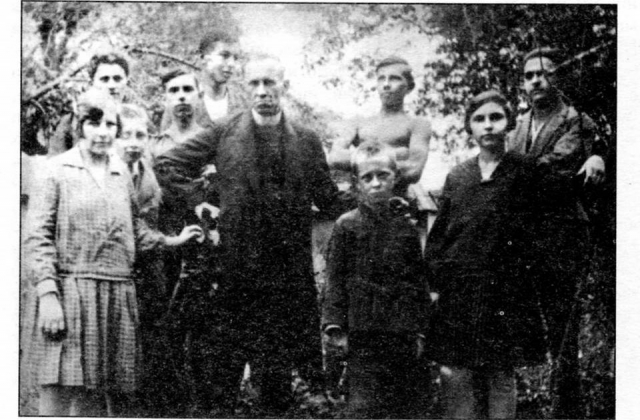 Родина отця Андрія Бандери. Зліва направо: Марта (перша), Олександр (4-й), о. Андрій (6-й), Степан (7-й), Володимира (9-а)