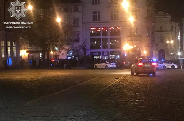 Поліцейські припинили масову бійку футбольних фанатів у центрі Львова