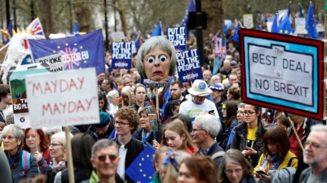 Десятки тисяч британців вийшли на вулиці: вимагають референдуму щодо брекзиту. Фото: Reuters
