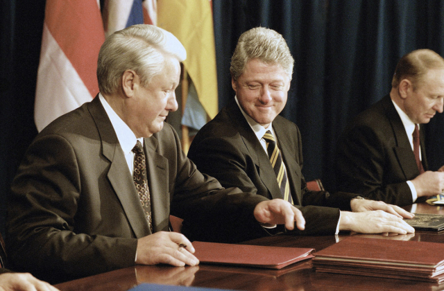Підписання Будапештського меморандуму. Зліва направо - Борис Єдбцин, Білл Клінтон, Леонід Кучма