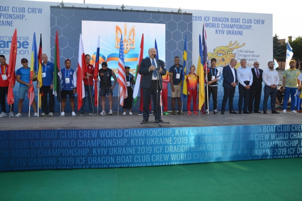 У Києві стартував чемпіонат світу з веслування на човнах "Дракон"