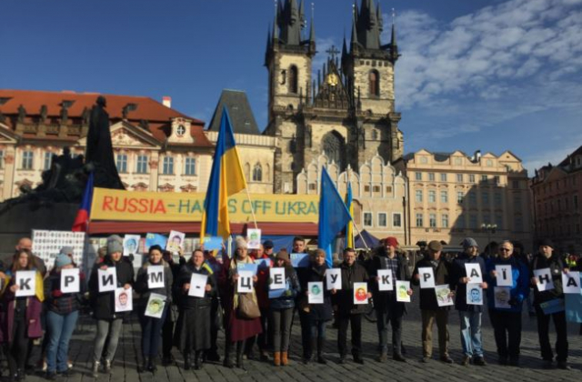 У столиці Чехії пройшов флешмоб "Крим – це Україна"