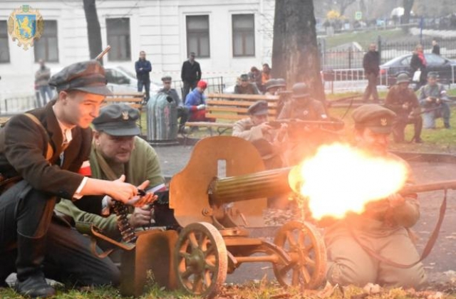У парку "На валах" відтворили бій Української Галицької Армії.
