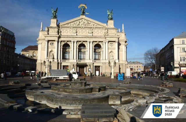 У Львові демонтують фонтан перед Оперним театром
