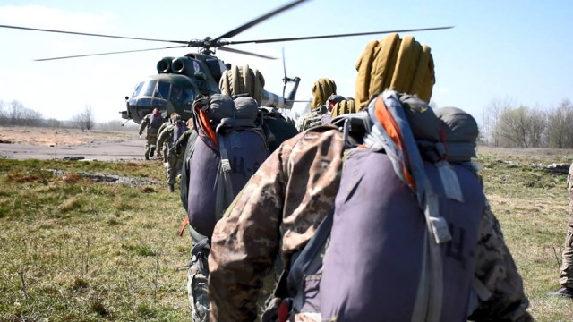 На Житомирщині воїни-десантники виконують програму стрибків з парашутом