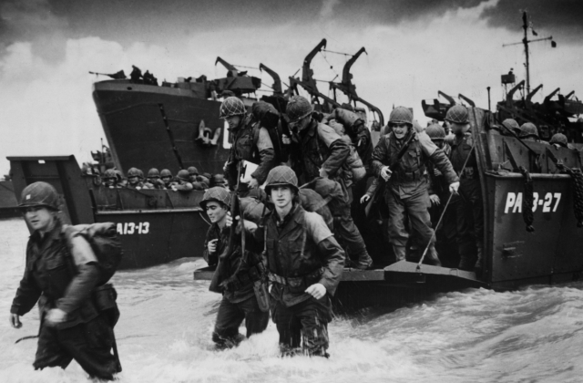 Американські солдати десантуються на побережжя Нормандії