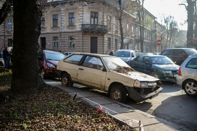 Евакуація покинутих авто з вулиць Львова. Фото: Марія Шевців, Гал-інфо