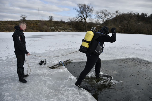 Водолази ДШВ виконали практичні спуски в крижану воду під лід
