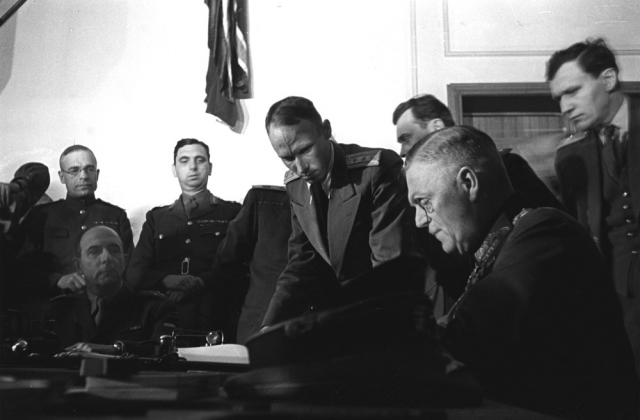 Начальник штабу Верховного головнокомандування вермахту генерал-фельдмаршал Вільгельм Кейтель підписує «Акт про безумовну капітуляцію Німеччини», Берлін 8 травня 1945 року