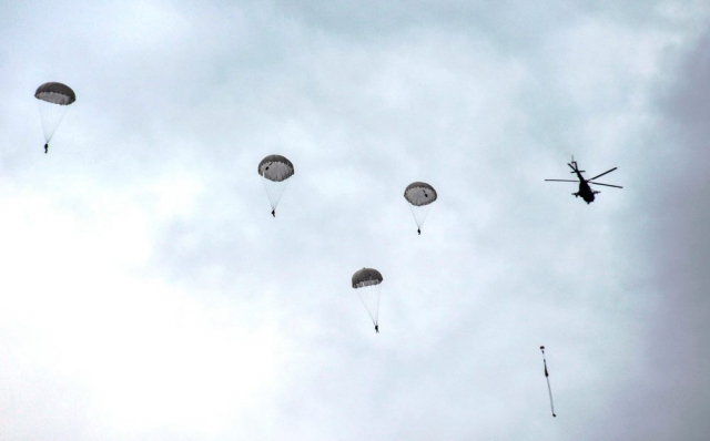 На Житомирщині особовий склад ДШВ виконує програму стрибків з парашутом