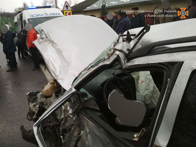 На Львівщині автомобіль зіткнувся з вантажівкою