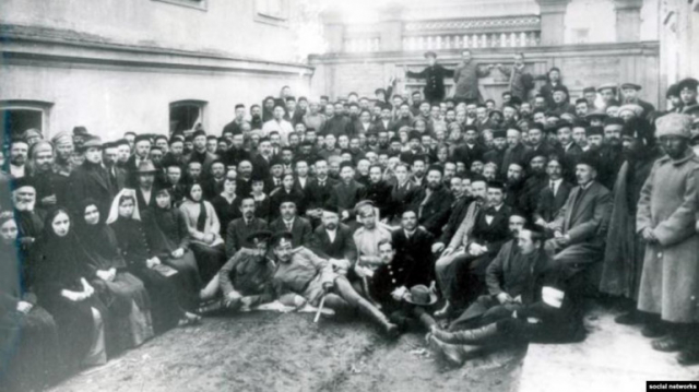 Перший Курултай кримськотатарського народу. Грудень (листопад) 1917 року. Фото з архіву Гульнари Бекірової.