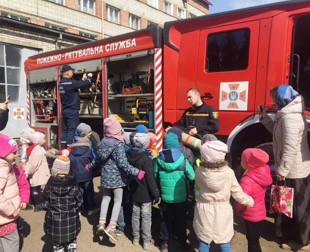 На екскурсію до пожежної частини у Львові завітали маленькі гості