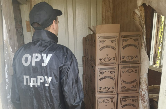 На Одещині правоохоронці вилучили тонну фальсифікованої алкогольної продукції. Фото: ДПСУ