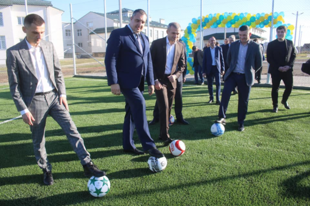 У селі Бірки відкрили футбольне поле зі штучним покриттям