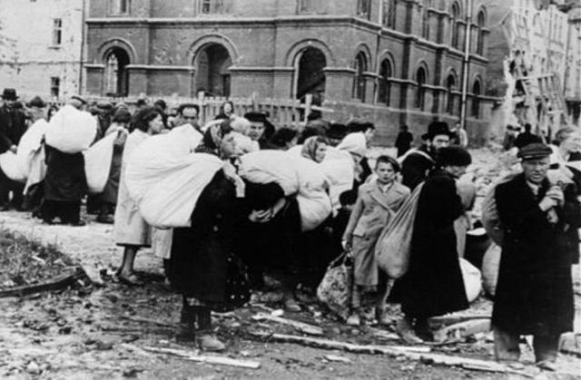 Мешканці гетто в Дрогобичі (Львівська область, тоді — Генеральна Губернія) очікують депортації, 21 липня 1941 р.