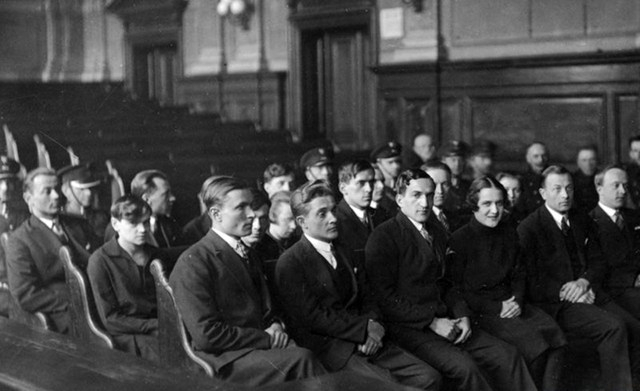 Юліан Головінський (другий справа) - керівник "Летючої бригади" УВО на лаві підсудних, 1928 р.