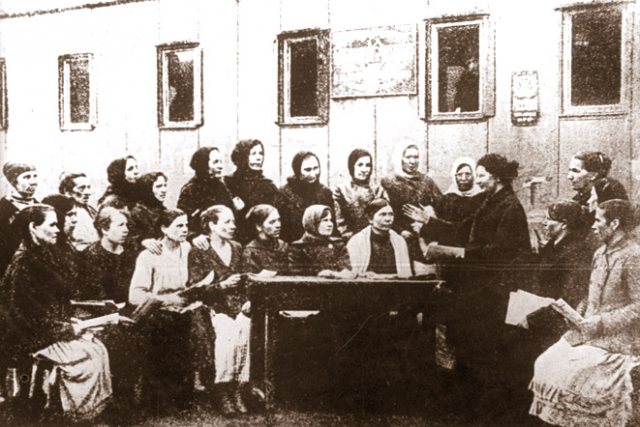 Гурток ліквідації неписьменності, Полтавщина, 1926. Фото: history-poltava.org.ua .