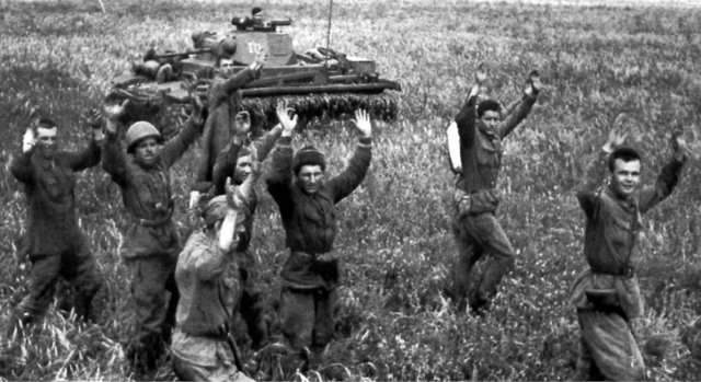 Червоноармійці здаються в полон в районі Києва, вересень 1941 р.