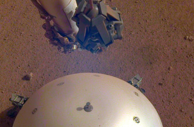 Апарат InSight відчув легкі поштовхи на Марсі