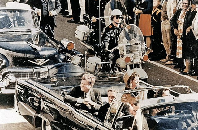 Джон і Жаклін Кеннеді за кілька хвилин до замаху. На сидіннях перед ними - губернатор Техасу Джон Коннолі з дружиною. Даллас, 22 листопада 1963 року