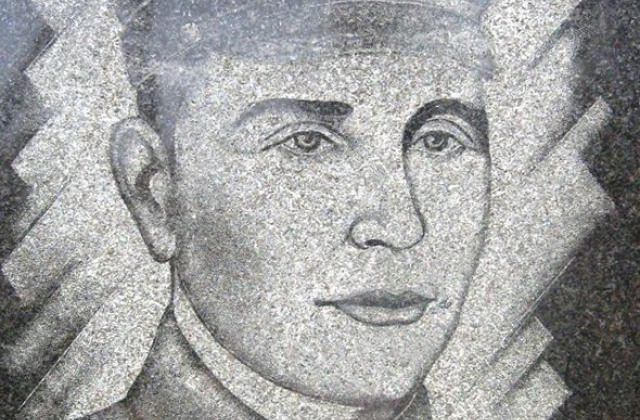 Стилізований портрет І. Юхновича на гранітному пам’ятнику у рідному селі