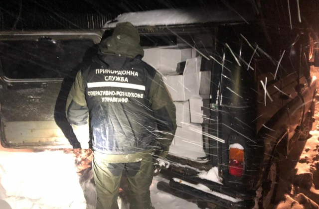 Біля кордону на Сумщині затримано запакований горіхами "УАЗ"