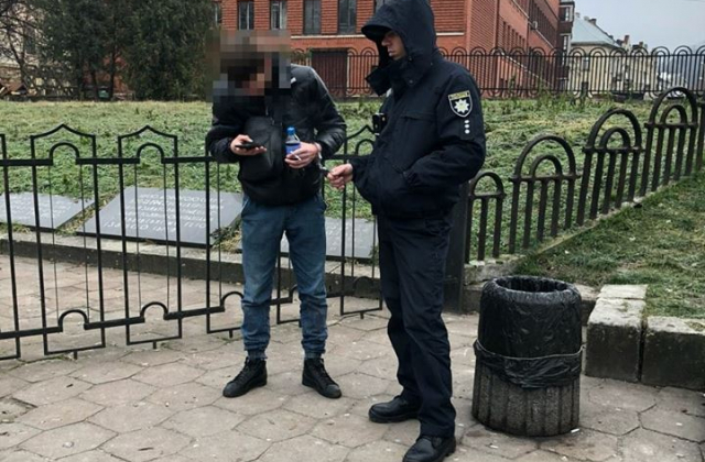 Небайдужі у Львові затримали крадія телефонів