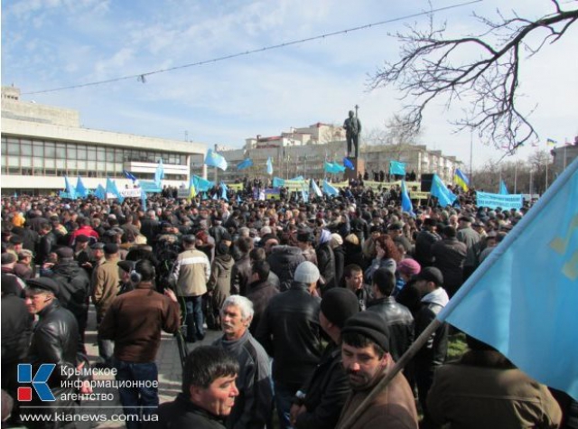 На мітингу 23 лютого 2014 р. лунали вимоги знести пам’ятник Леніну. Рефат Чубаров переконав присутніх утриматися від цього, при цьому закликав місцеву владу прибрати пам’ятник у десятиденний термін