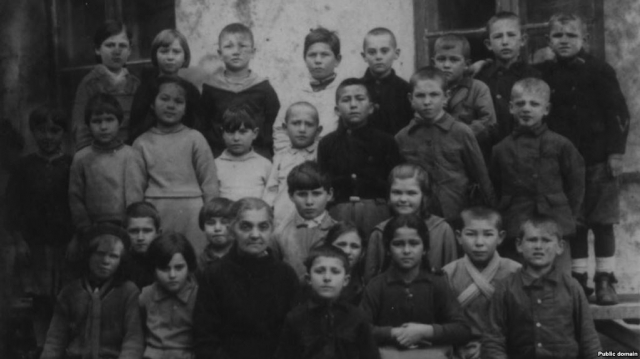 Учні першої початкової школи Євпаторії. Усніє Менакаєва в першому ряду з портфелем, 21 березня 1941 року