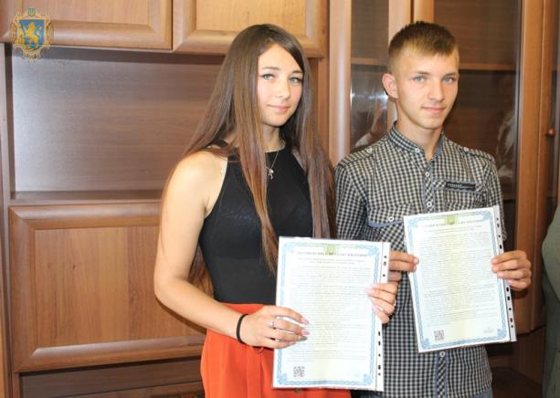 Двом дітям, позбавленим батьківського піклування, подарували квартиру на Львівщині