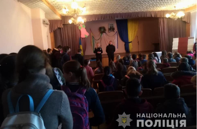 Профілактична лекція поліцейських у Стоянівській загальноосвітній школі