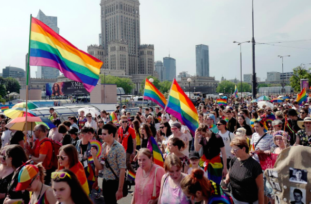 Десятки тисяч людей вийшли на ЛГБТ-марш у Варшаві. Фото: Reuters
