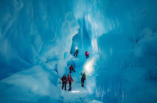 Українські полярники віднайшли вхід до загубленої льодової печери. Фото: Ігор Дикий
