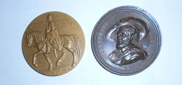Львівські митники виявили медалі, що мають історичну цінність
