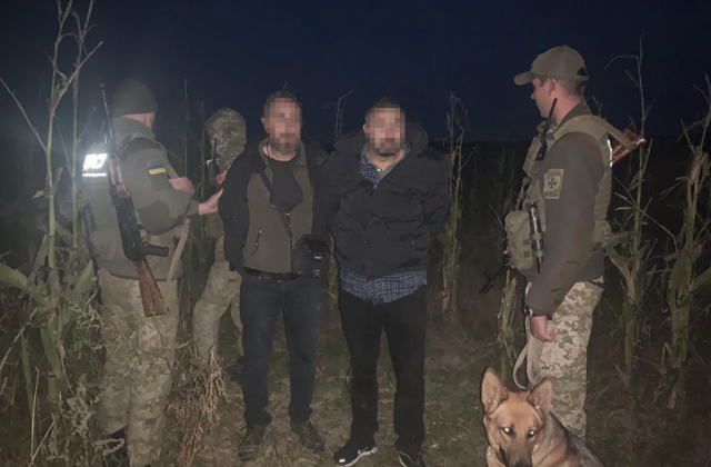 На Львівщині прикордонники затримали турків у кукурудзяному полі