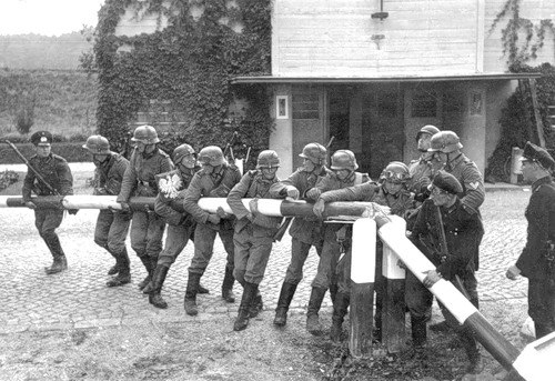 Німецькі солдати знищують шлагбаум на польсько-данцигському кордоні. Сопот.  Вересень 1939. Фото: svoboda.org