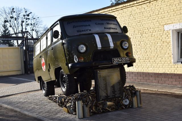 У Києві відкрили пам’ятний знак "Обличчя війни"